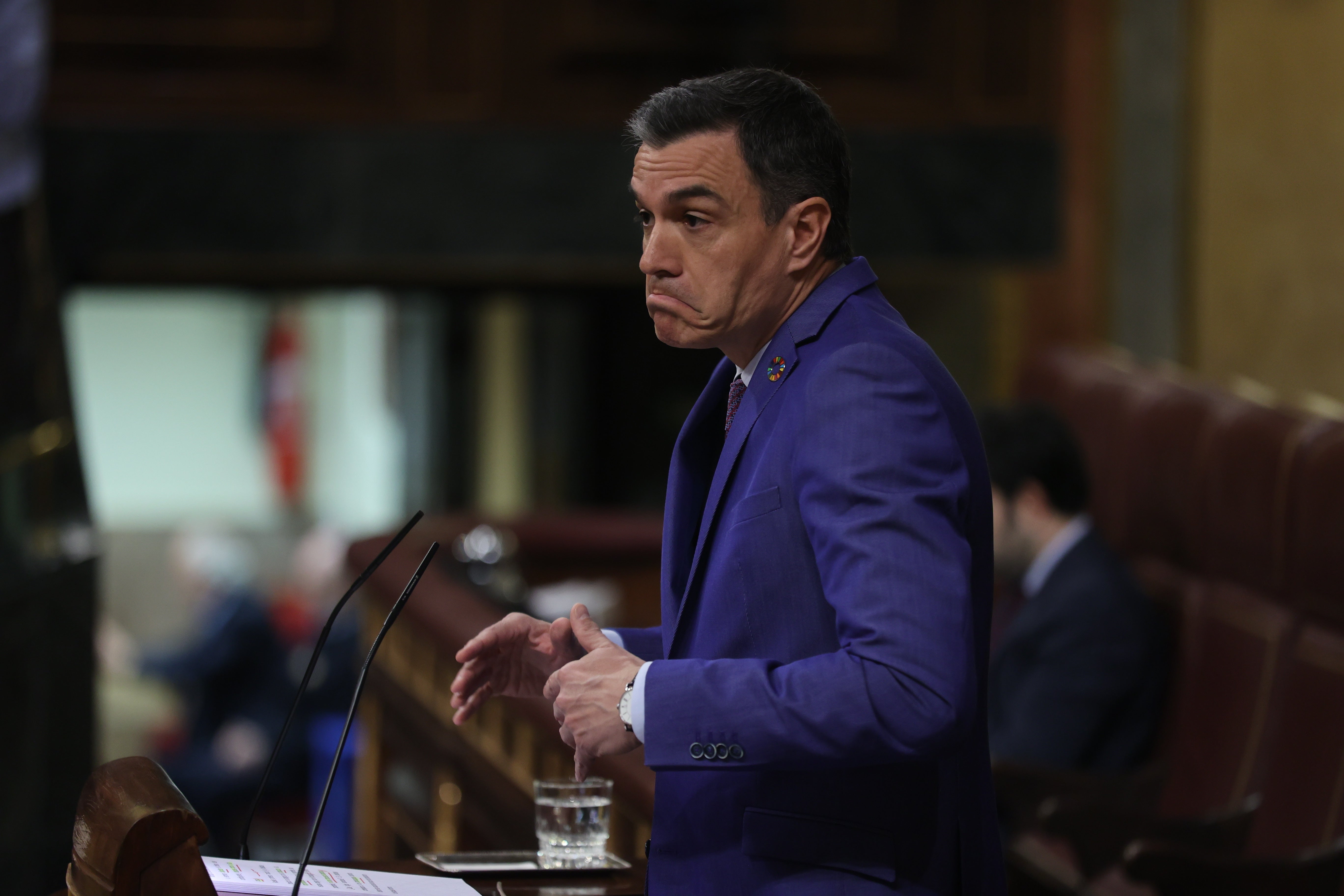 El presidente del Gobierno, Pedro Sánchez, gesticula con incredulidad durante su réplica a Santiago Abascal