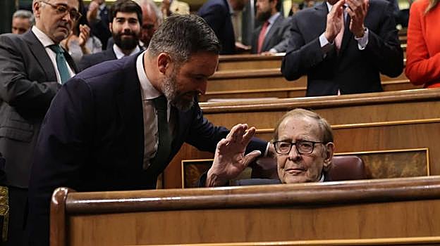 Sánchez avasalla a Tamames con su discurso más largo ante su enérgica protesta