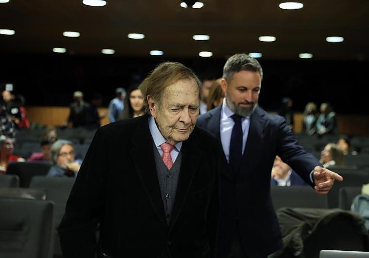 Santiago Abascal y Ramón Tamames en el Congreso durante la rueda de prensa previa
