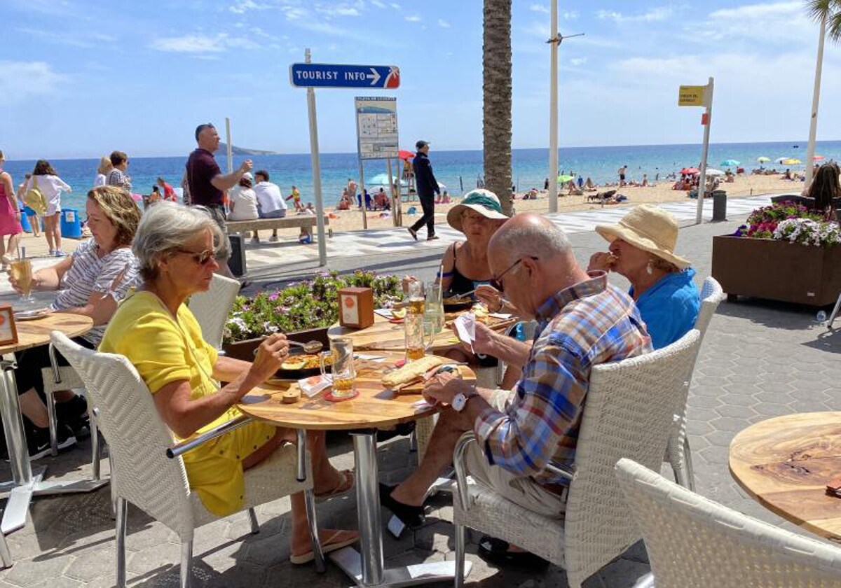 Turistas en la terraza de un bar en la playa en Benidorm