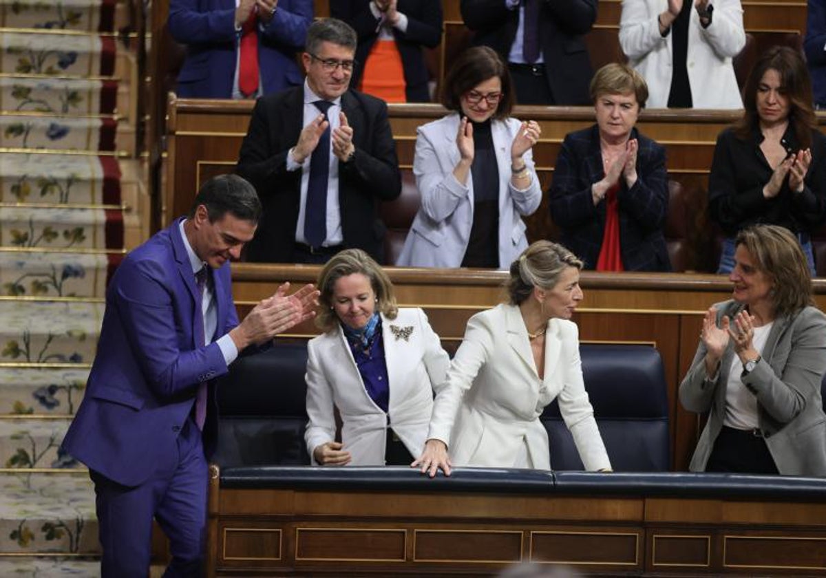 Yolanda Díaz es aplaudida por los ministros y la bancada socialista al término de su intervención