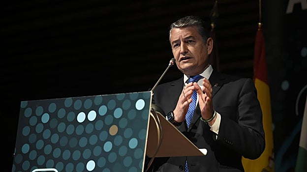 El consejero de Presidencia, Antonio Sanz, durante su intervención en el Congreso