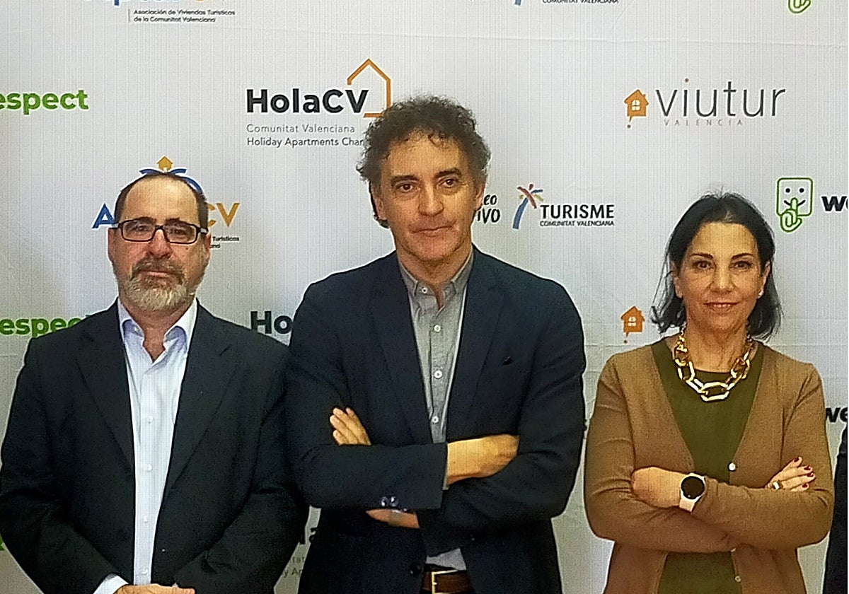 Miguel Ángel Sotillos (presidente de ApturCV), Frances Colomer (secretario autonómico de Turismo) y Silvia Blasco (vicepresidenta de ApturCV)