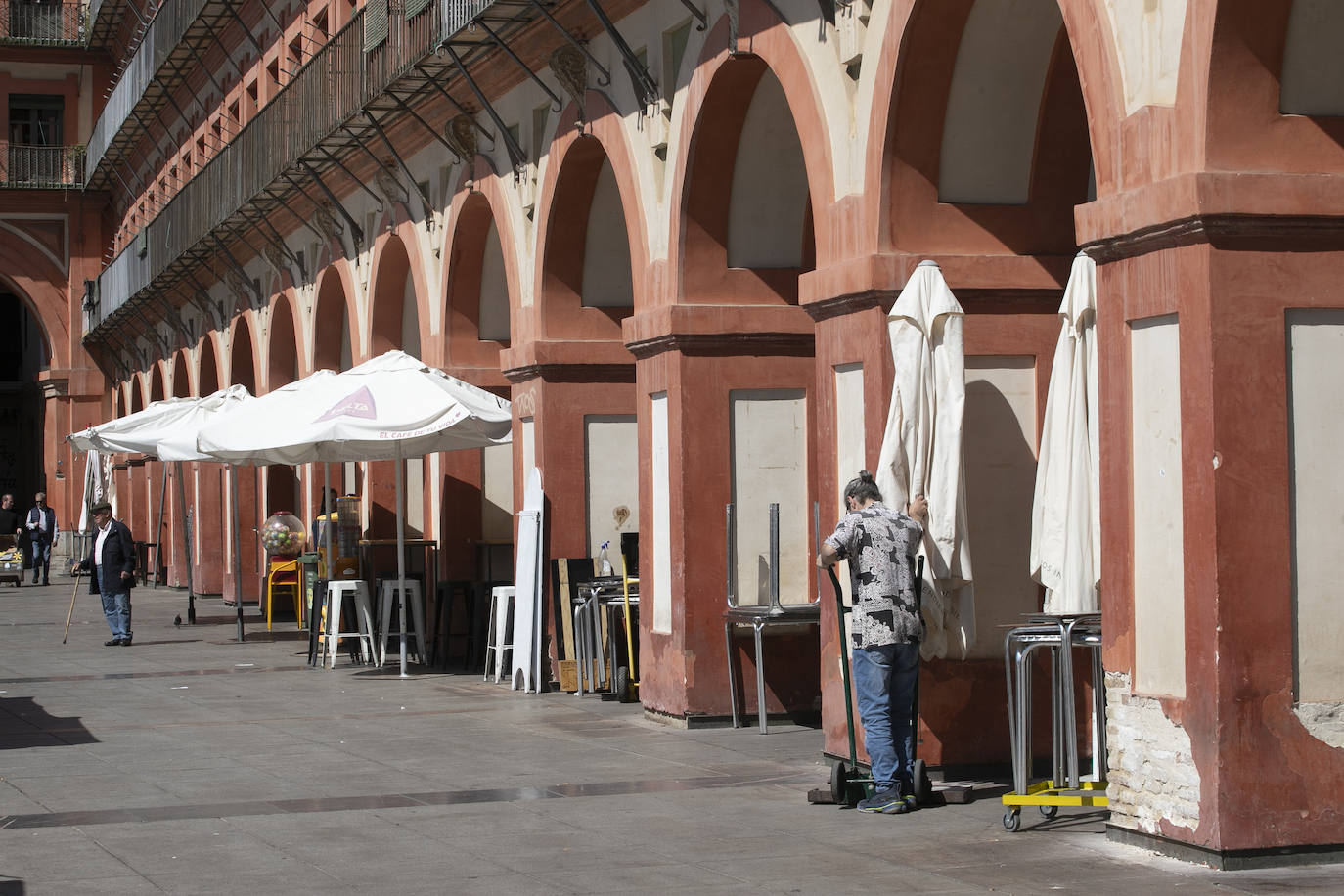 El deterioro de los pilares de la plaza de la Corredera de Córdoba, en imágenes