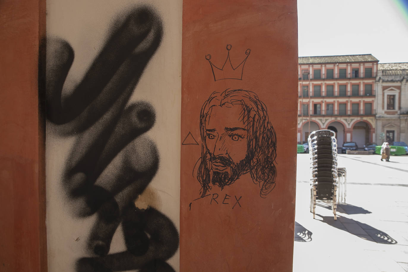 El deterioro de los pilares de la plaza de la Corredera de Córdoba, en imágenes