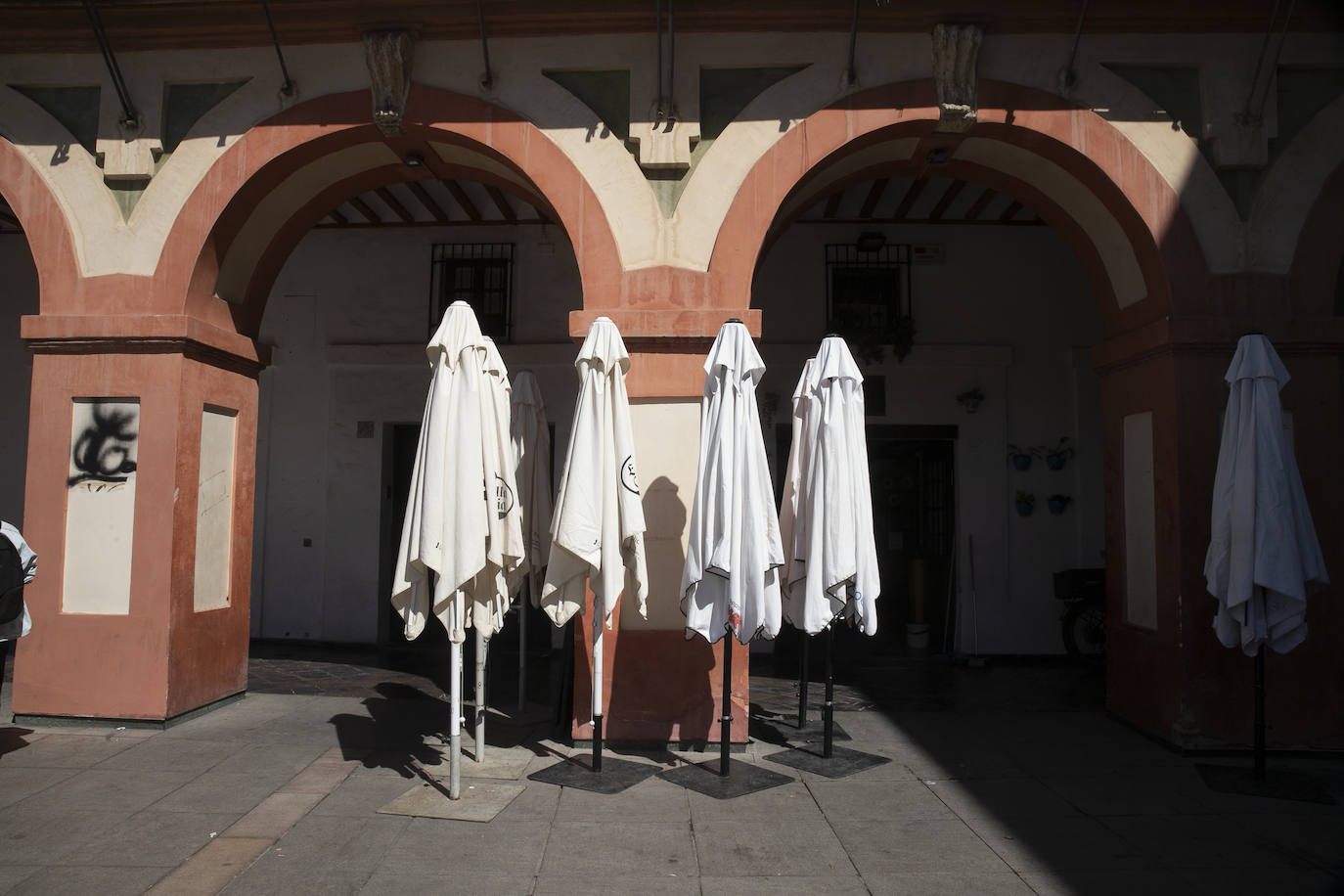 El deterioro de los pilares de la plaza de la Corredera de Córdoba, en imágenes