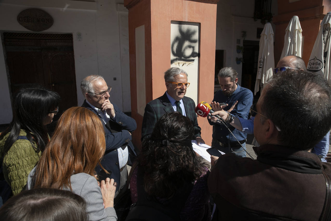El deterioro de los pilares de la plaza de la Corredera de Córdoba, en imágenes