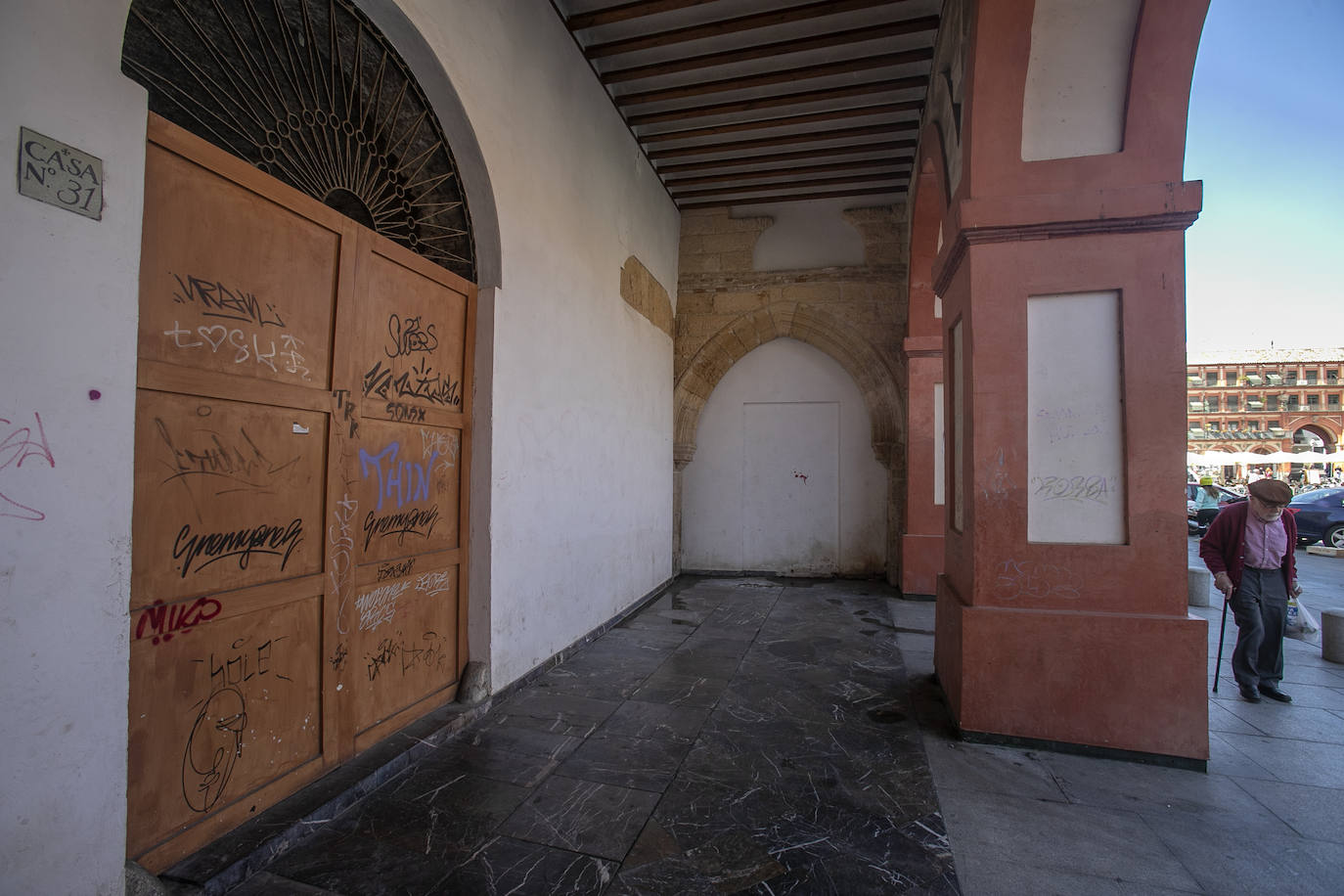 El deterioro de los pilares de la plaza de la Corredera de Córdoba, en imágenes