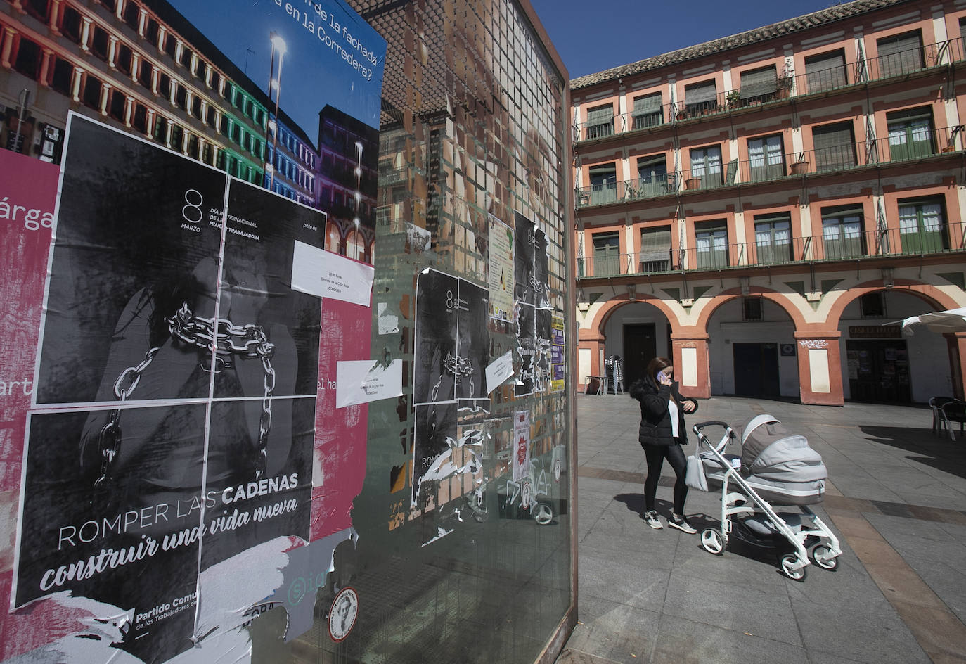 El deterioro de los pilares de la plaza de la Corredera de Córdoba, en imágenes