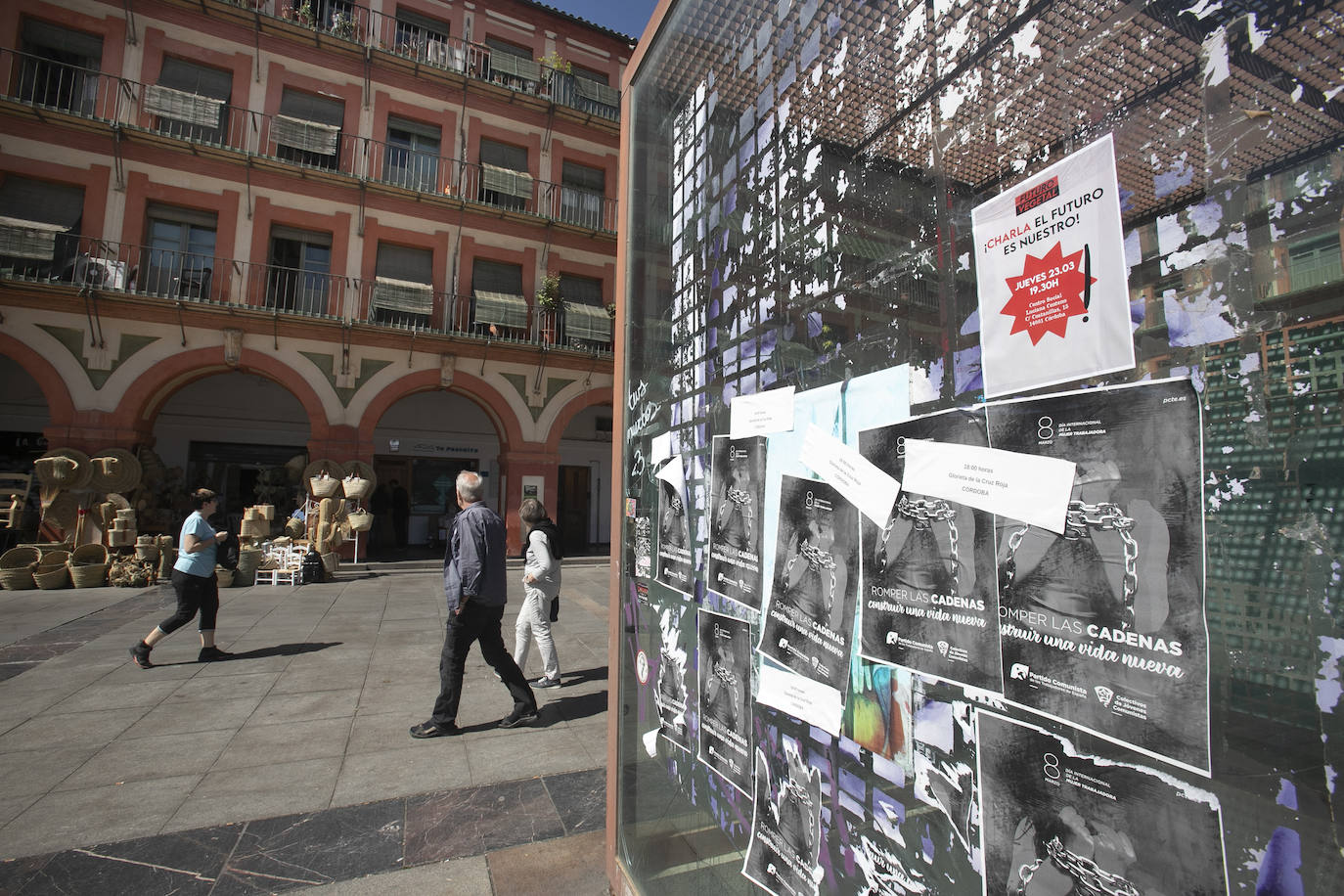 El deterioro de los pilares de la plaza de la Corredera de Córdoba, en imágenes