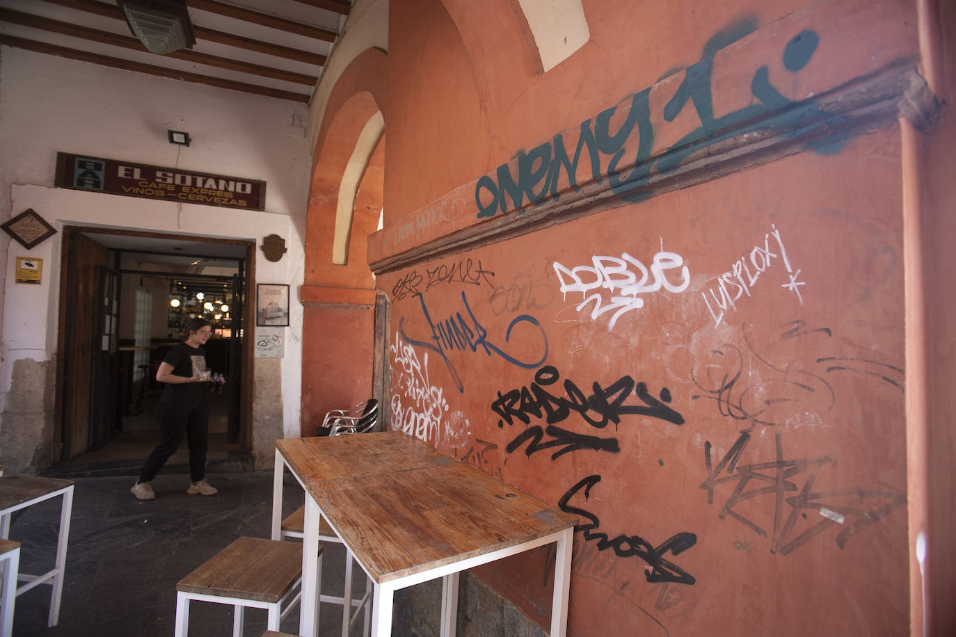 El deterioro de los pilares de la plaza de la Corredera de Córdoba, en imágenes