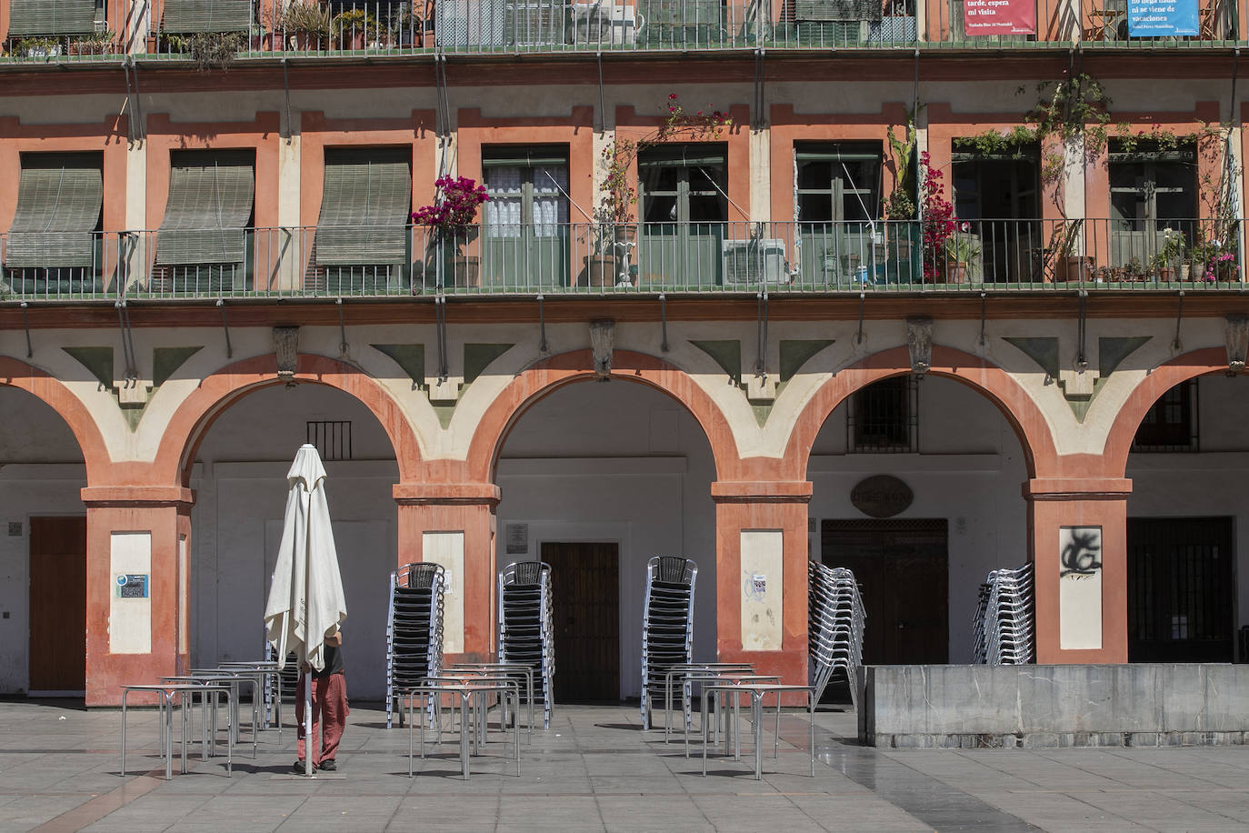 El deterioro de los pilares de la plaza de la Corredera de Córdoba, en imágenes