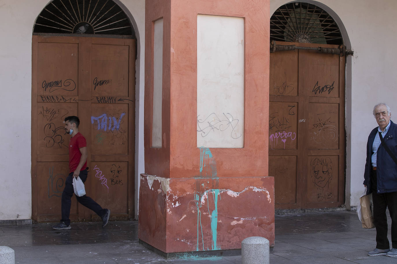 El deterioro de los pilares de la plaza de la Corredera de Córdoba, en imágenes