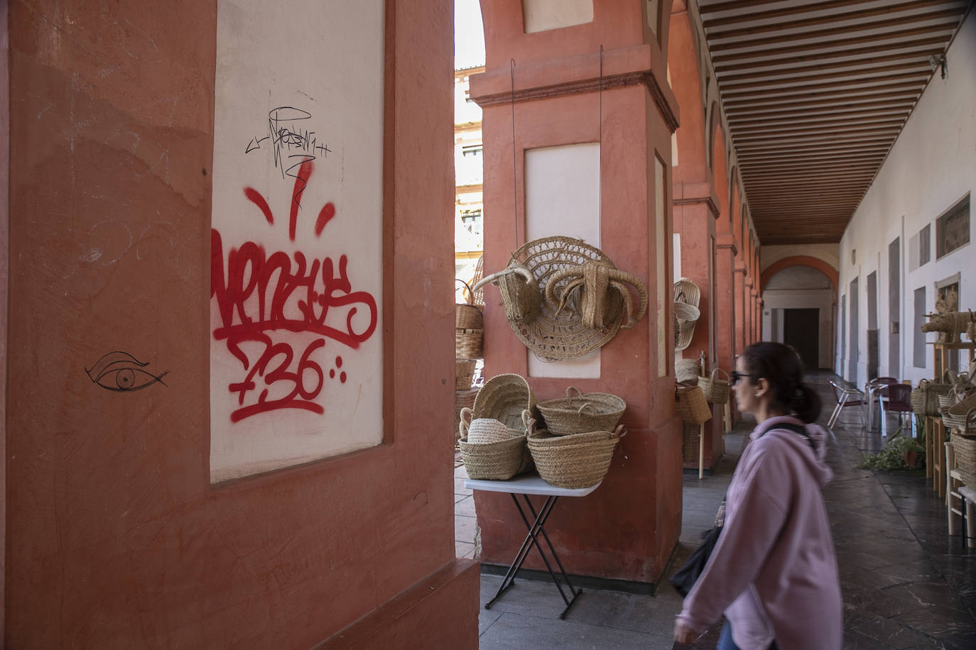 El deterioro de los pilares de la plaza de la Corredera de Córdoba, en imágenes