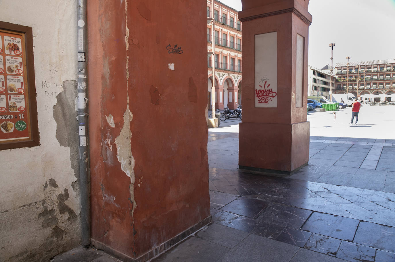El deterioro de los pilares de la plaza de la Corredera de Córdoba, en imágenes