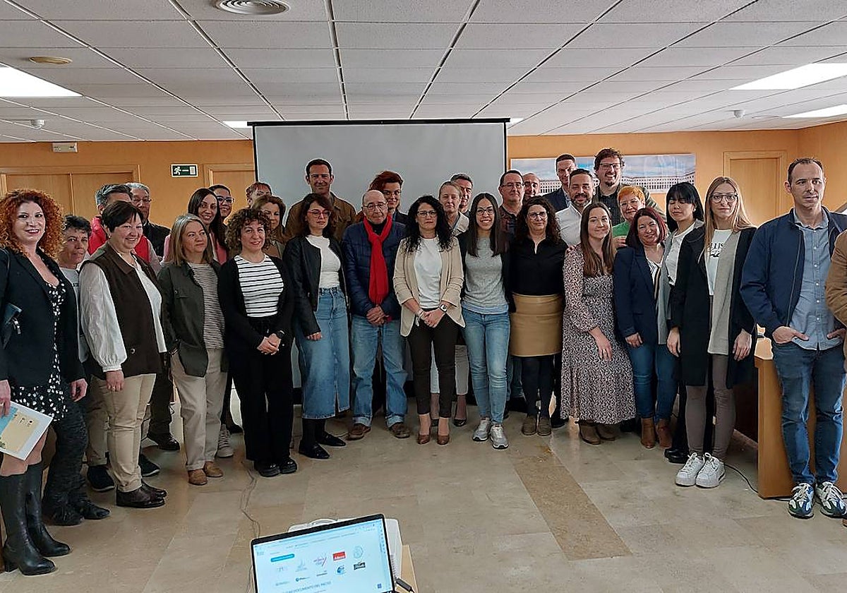 El alcalde Agustín Jiménez Crespo, con los firmantes del pacto