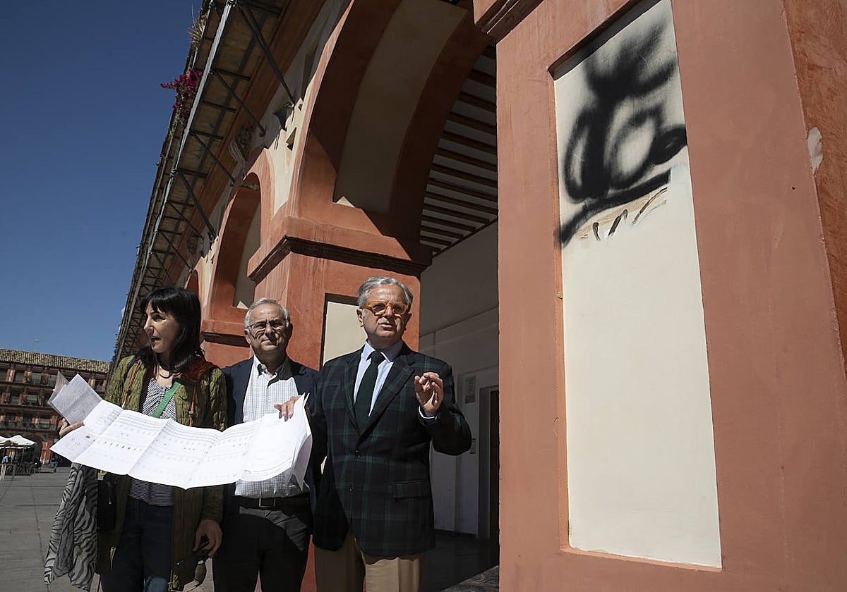 Rosa Lara, Juan Murillo y Salvador Fuentes, en la plaza de la Corredera
