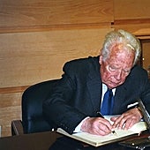 Dos inéditos de Fernández del Riego saltan a las librerías