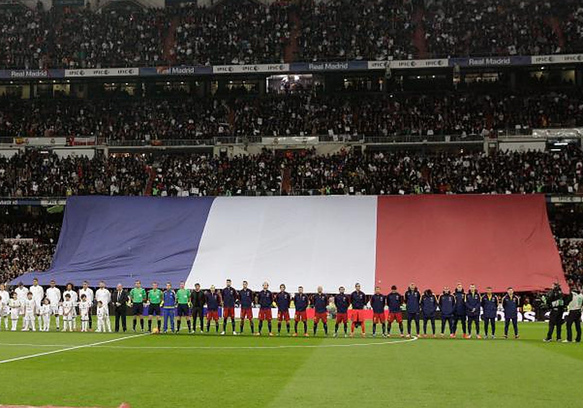 Barça y Madrid homenajean a las víctimas de los atentados de París de 2015