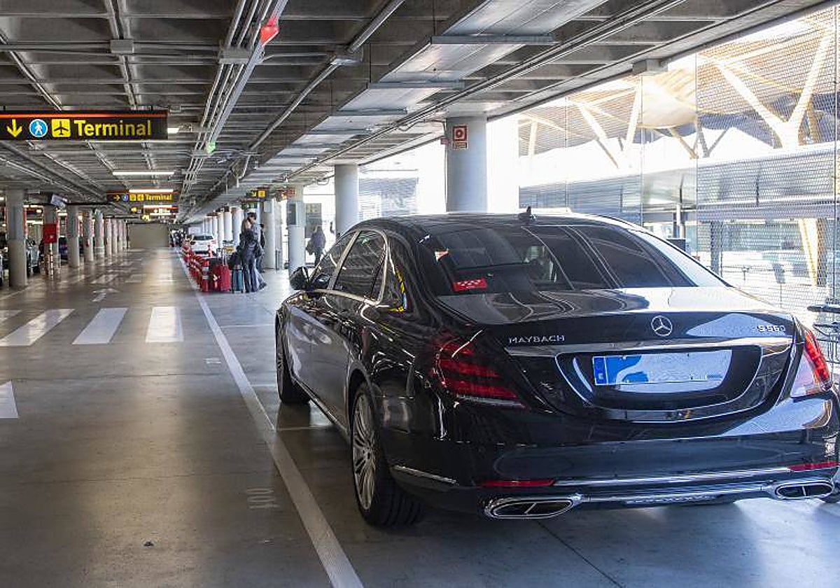Vehículo VTC trabajando en el aeropuerto de Barajas