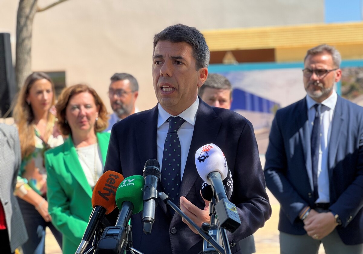 El presidente de la Diputación de Alicante, Carlos Mazón, atendiendo a los medios de comunicación.