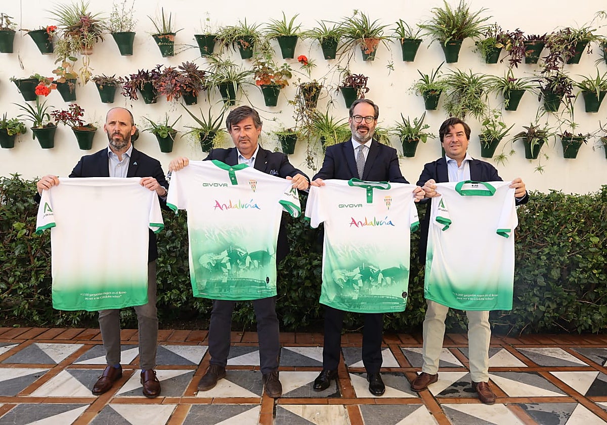 Imagen de la nueva camiseta del Córdoba CF que homenajea a la afición blanquiverde