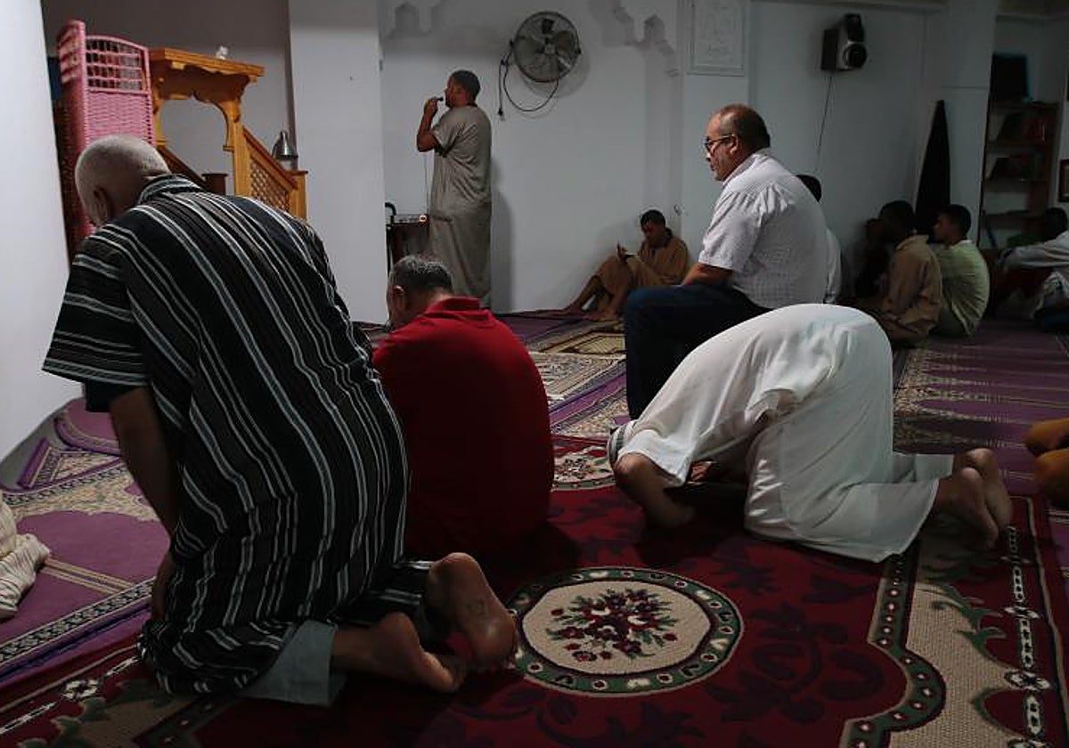 Musulmanes en el momento de la oración en una mezquita de Sevilla