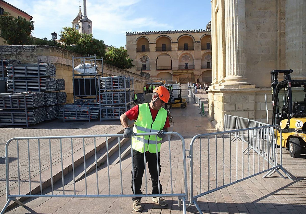 Montaje de la carrera oficial junto a la Puerta del Puente