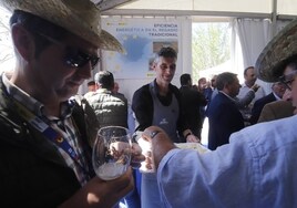 El 'riego sostenible' del ministro Luis Planas para los regantes con exquisitos ibéricos