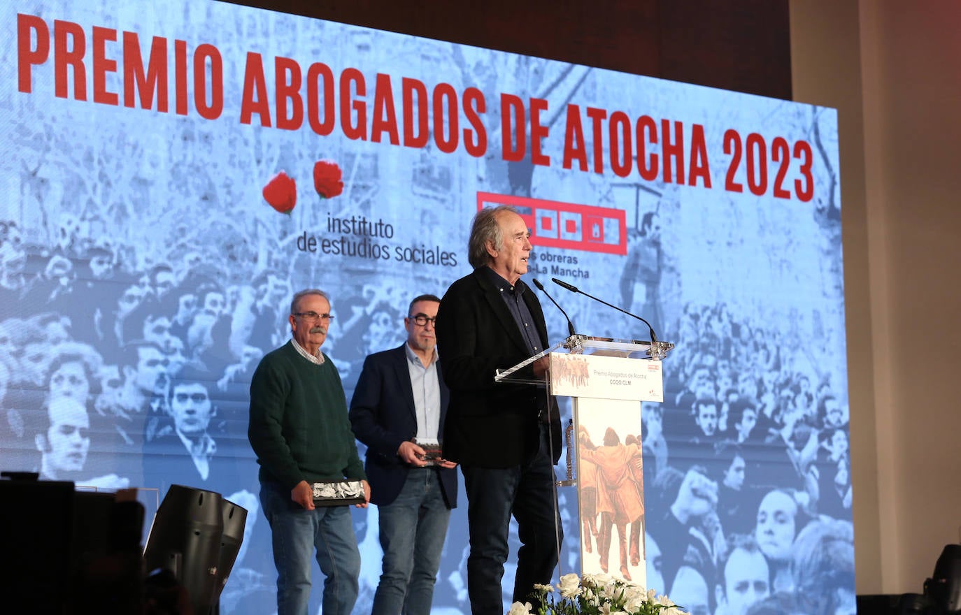 Joan Manuel Serrat recibe con emoción el Premio Abogados de Atocha 2023 en Toledo, en imágenes
