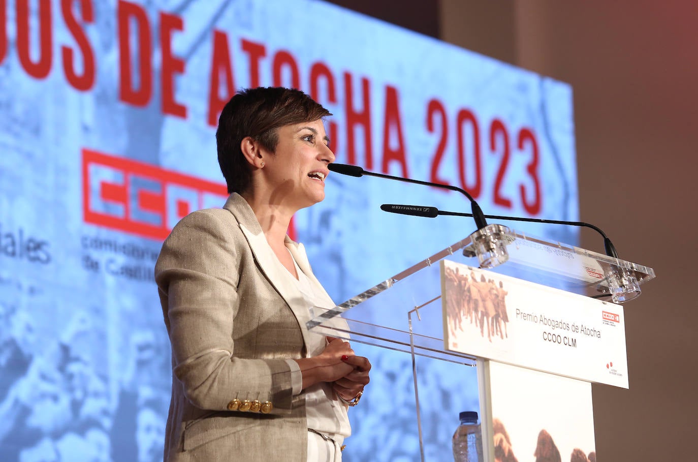 Joan Manuel Serrat recibe con emoción el Premio Abogados de Atocha 2023 en Toledo, en imágenes