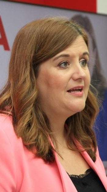 Clara Martín, la alcaldesa de Segovia y candidata del PSOE, con el cartel de precampaña en el que tira de la canción de Shakira