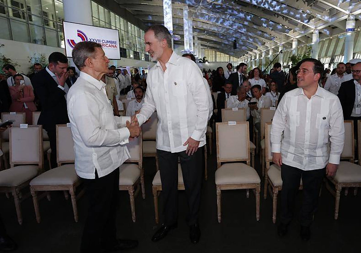 El Rey y el ministro José Manuel Albares (dcha.), en el foro empresarial previo a la Cumbre