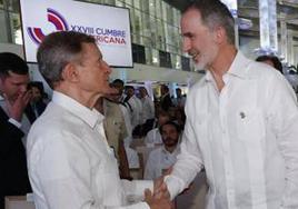 El Rey y el ministro José Manuel Albares (dcha.), en el foro empresarial previo a la Cumbre