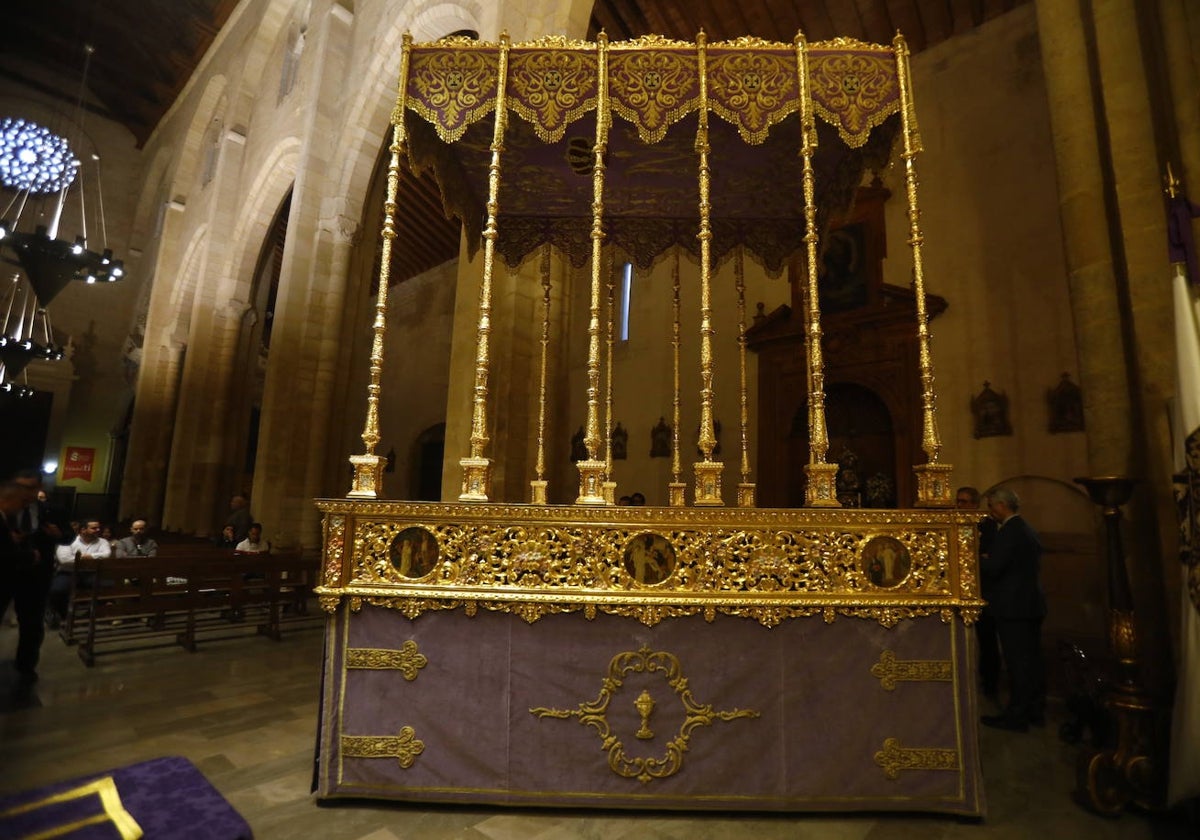 Vista lateral del paso de palio de Nuestra Señora de las Lágrimas en su Desamparo