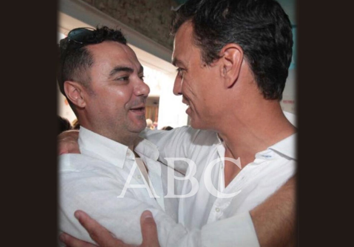 Juan Carlos Martínez, abrazando al presidente del Gobierno, Pedro Sánchez