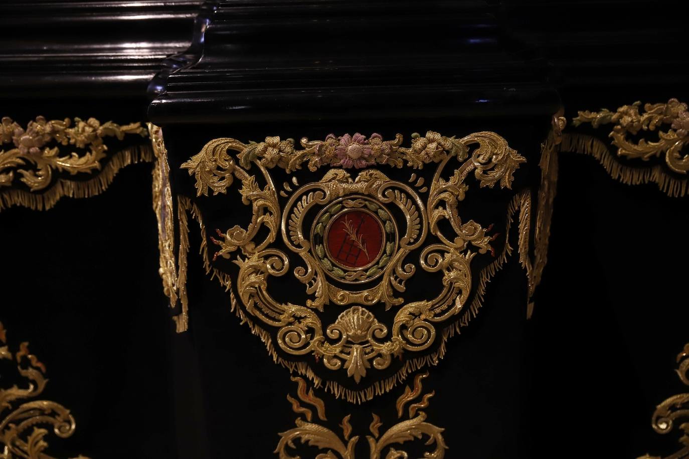 Los nuevos faldones del paso del Cristo de Ánimas de Córdoba, en imágenes