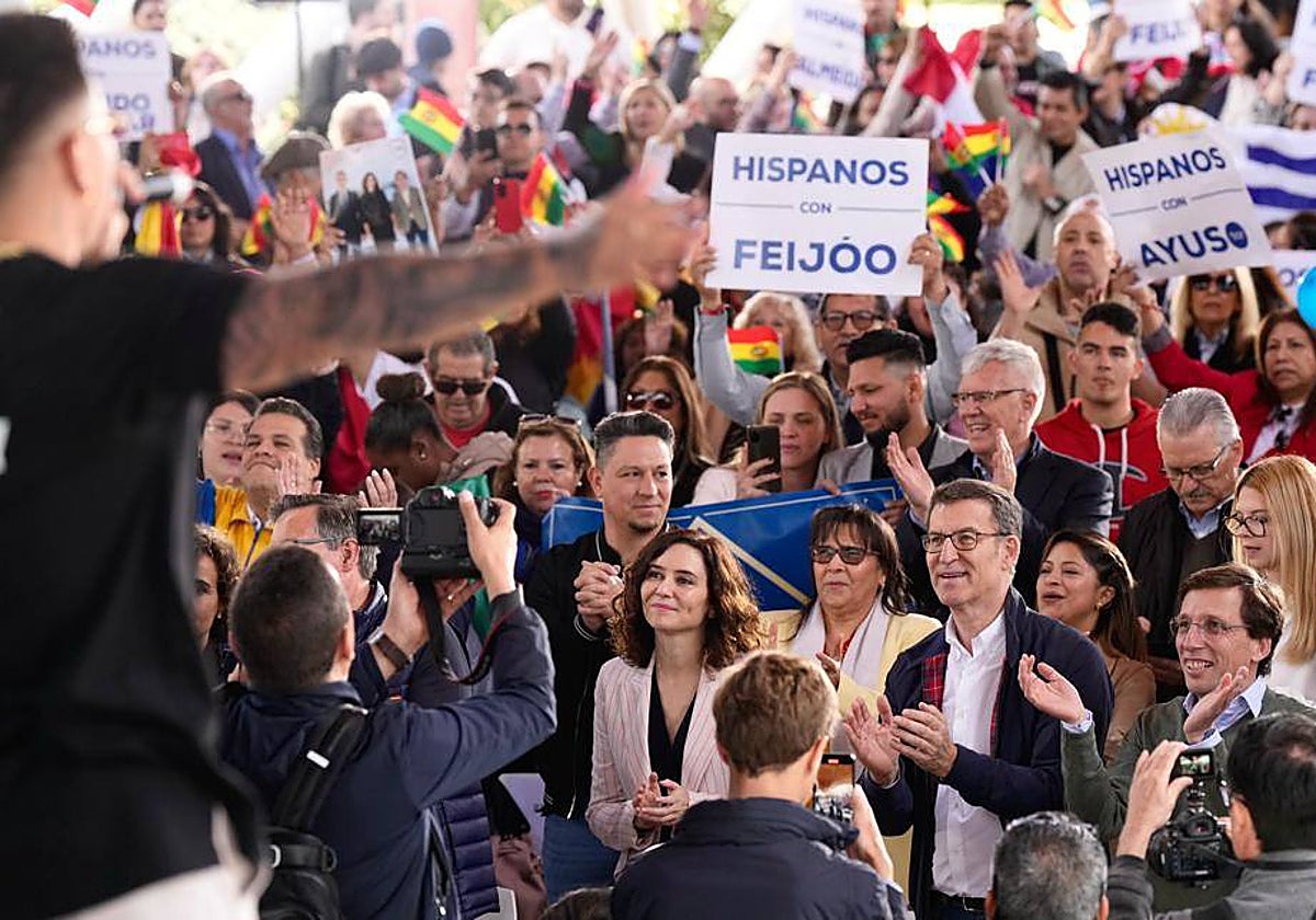 Feijóo, entre Ayuso y Almeida en un acto del PP con la comunidad hispanoamericana en Madrid