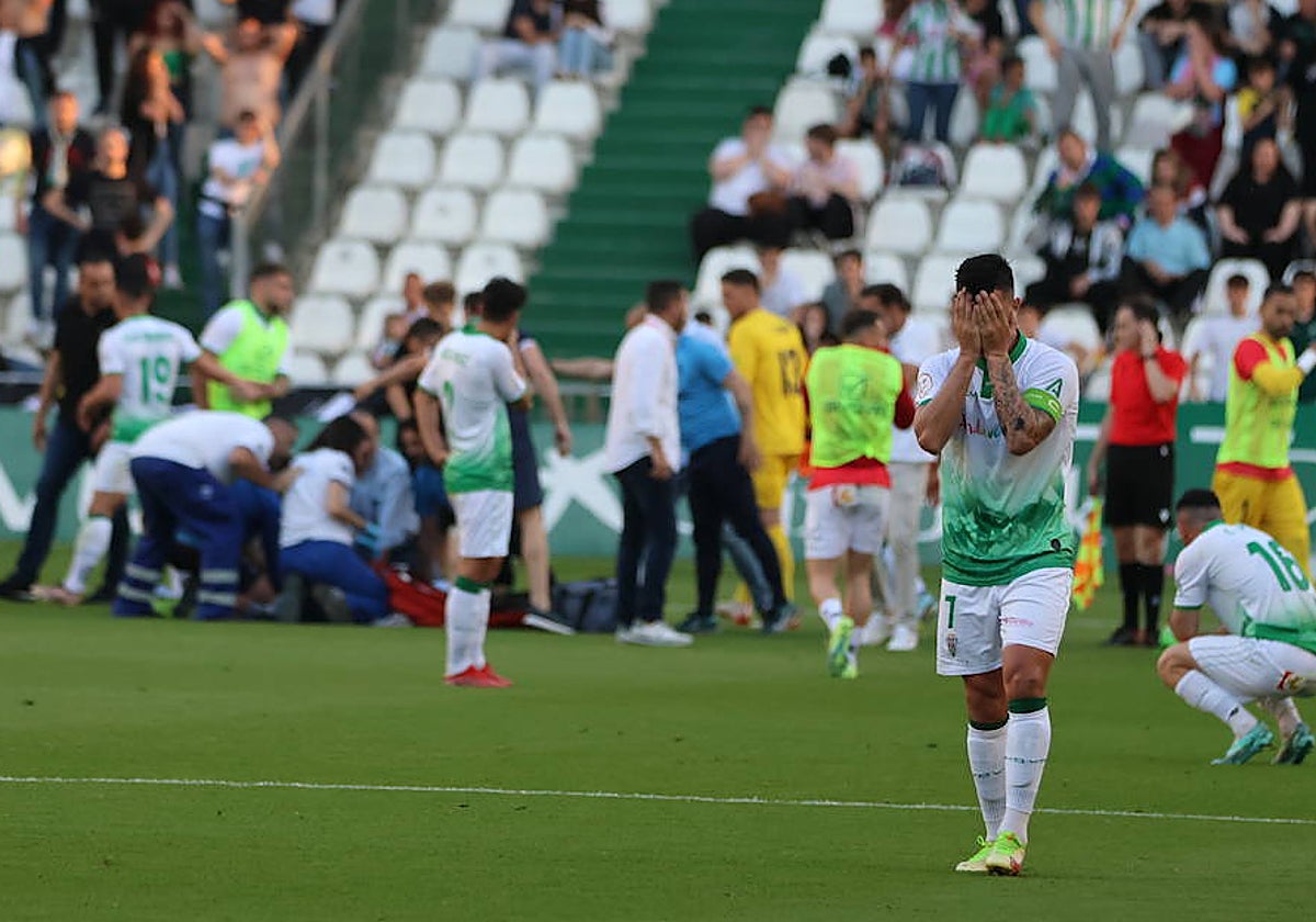 Los jugadores del Córdoba CF, sobrecogidos tras desvanecerse Gudelj