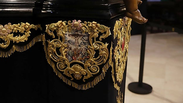 Detalle en el que aparece la estación del vía crucis de la crucifixión, bordado en sedas