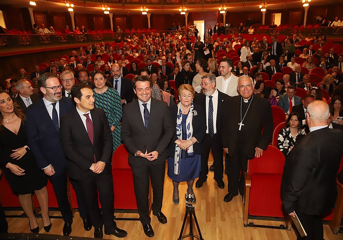 Francisco Román, segundo por la derecha, junto a las autoridades y el obispo
