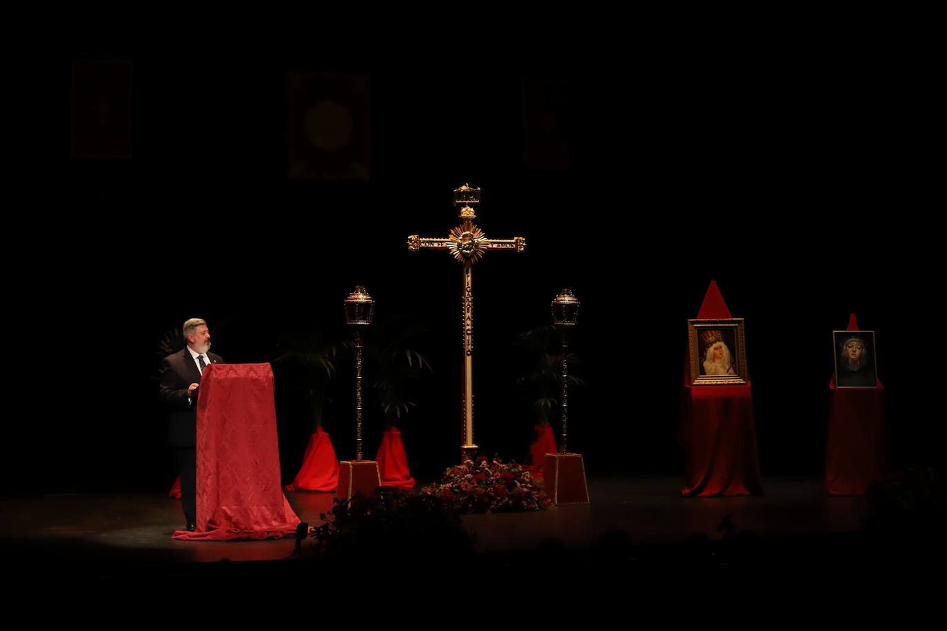 El pregón de Semana Santa de Francisco Román en el Gran Teatro de Córdoba, en imágenes