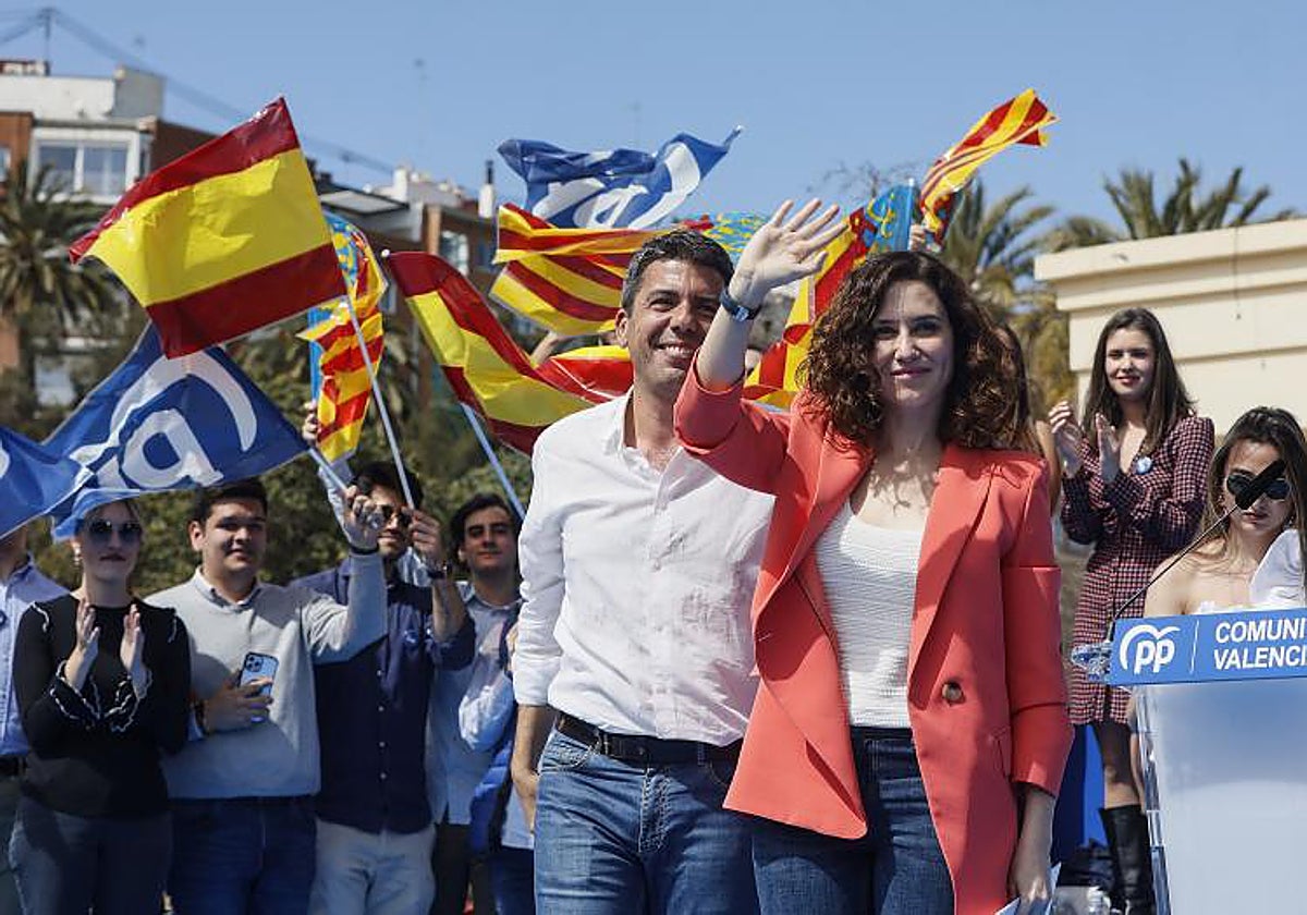 Isabel Díaz Ayuso junto al candidato del PP a la Presidencia de la Generalitat Valenciana, Carlos Mazón, este domingo en Valencia.