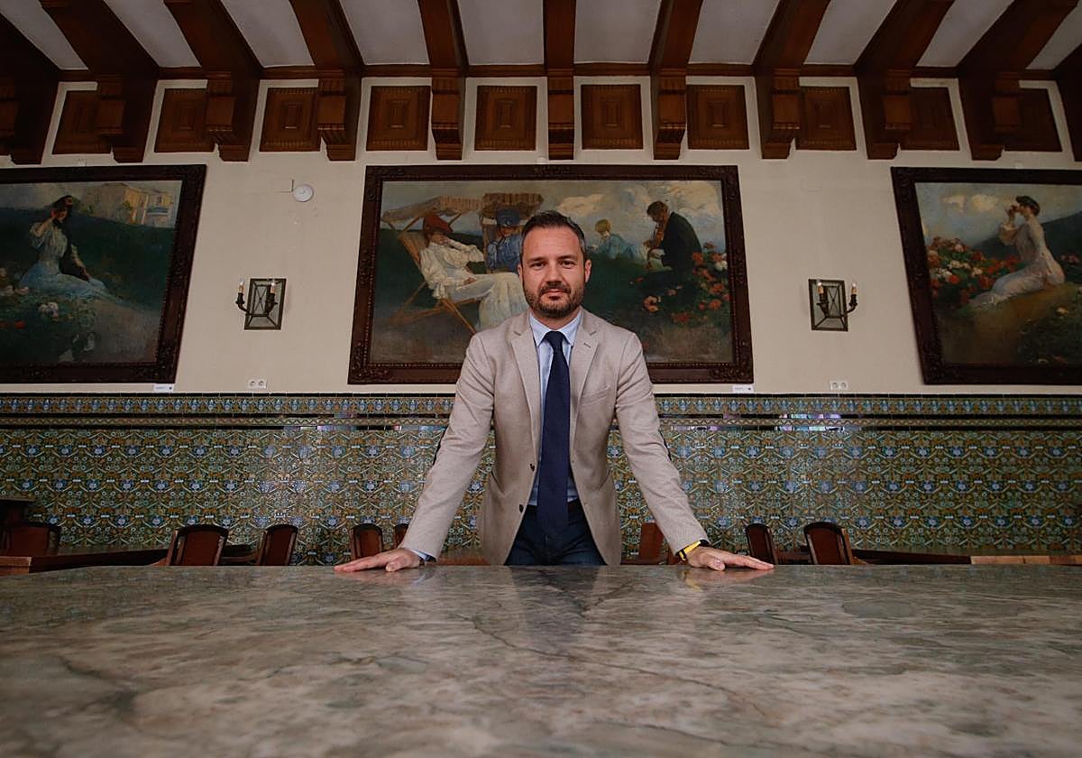 El historiador Roberto Roldán en una sala del Real Círculo de la Amistad