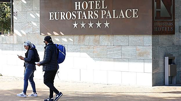 Dos turistas salen de un hotel de cinco estrellas de Córdoba