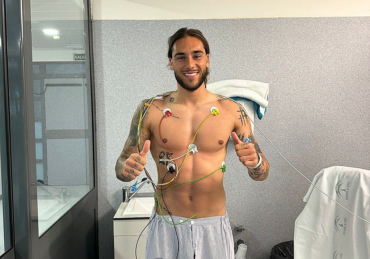 Dragisa Gudelj posa sonriente con los pulgares hacia arriba en el Hospital Reina Sofía