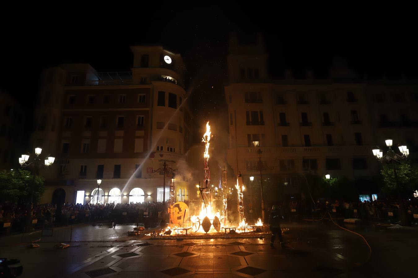 Fotos: Córdoba arde en Las Tendillas con la &#039;cremá&#039; alicantina