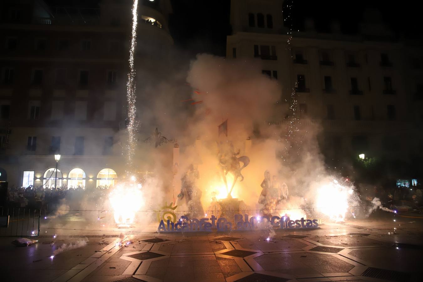 Fotos: Córdoba arde en Las Tendillas con la &#039;cremá&#039; alicantina