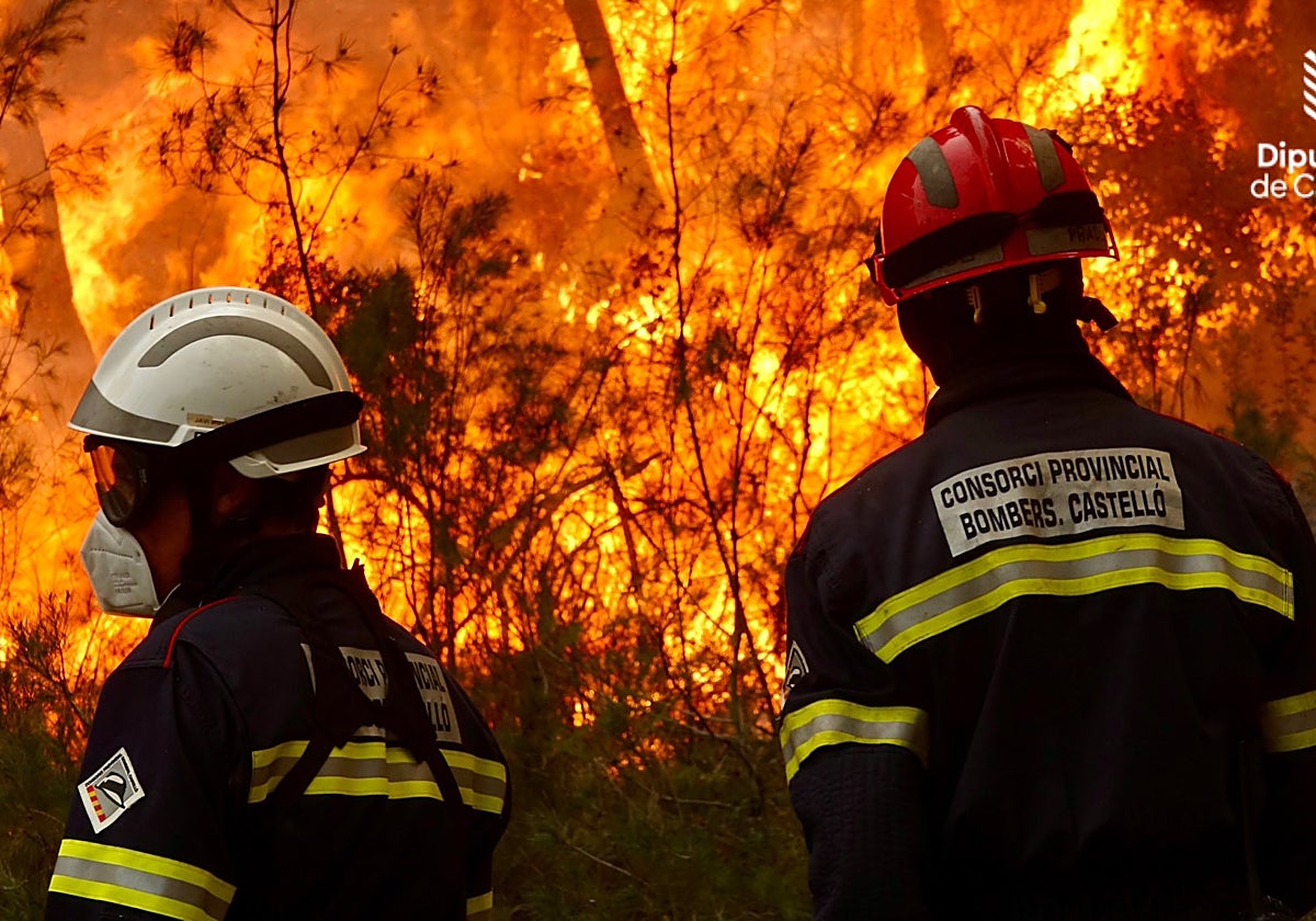 Bomberos del Consorcio Provincial de la Diputación de Castellón en tareas de extinción, en una imagen de sus redes sociales