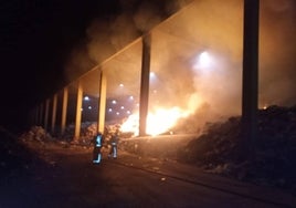 Incendio Córdoba | Los bomberos sofocan el fuego en la planta de residuos de Sadeco tras doce horas de trabajo